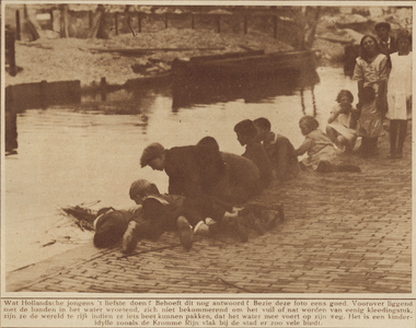 870659 Afbeeldingen van kinderen die langsstromend materiaal uit het water van de Kromme Rijn te Utrecht pogen te halen.